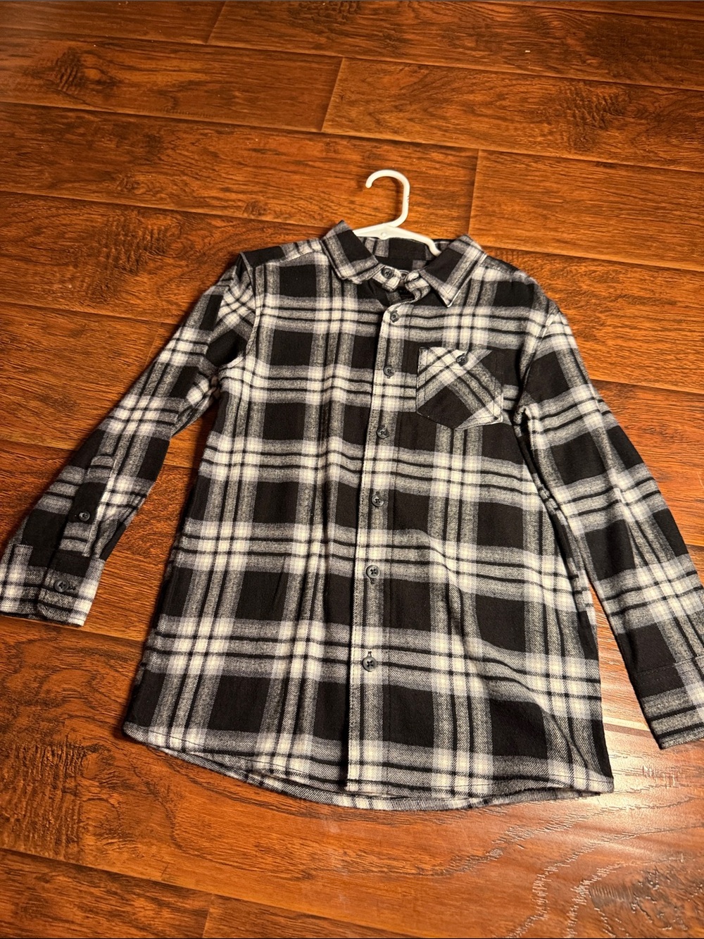 Black & White Plaid Button-Up Shirt - Kids. Boys 6/7, never worn. Wonder Nation